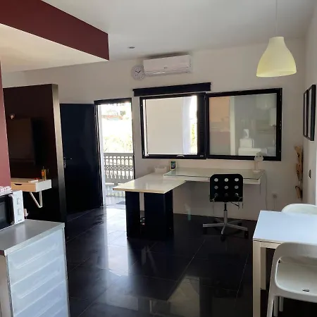 Sea Breeze Apartment *